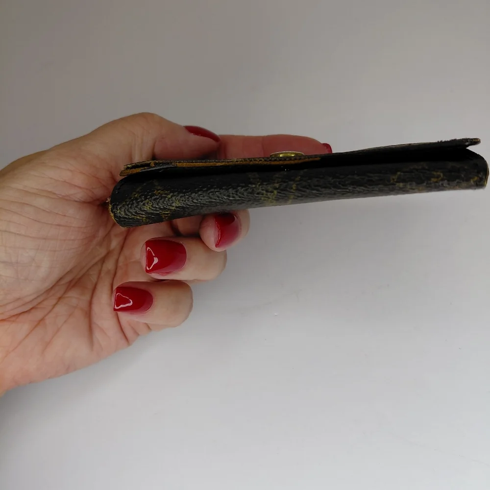 Louis Vuitton 4 Key Holder - Picture 14 of 17